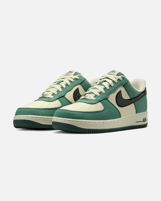 NIKE AIR FORCE 1 '07 LV8 - COCONUTMILK/ VINTAGEGREEN