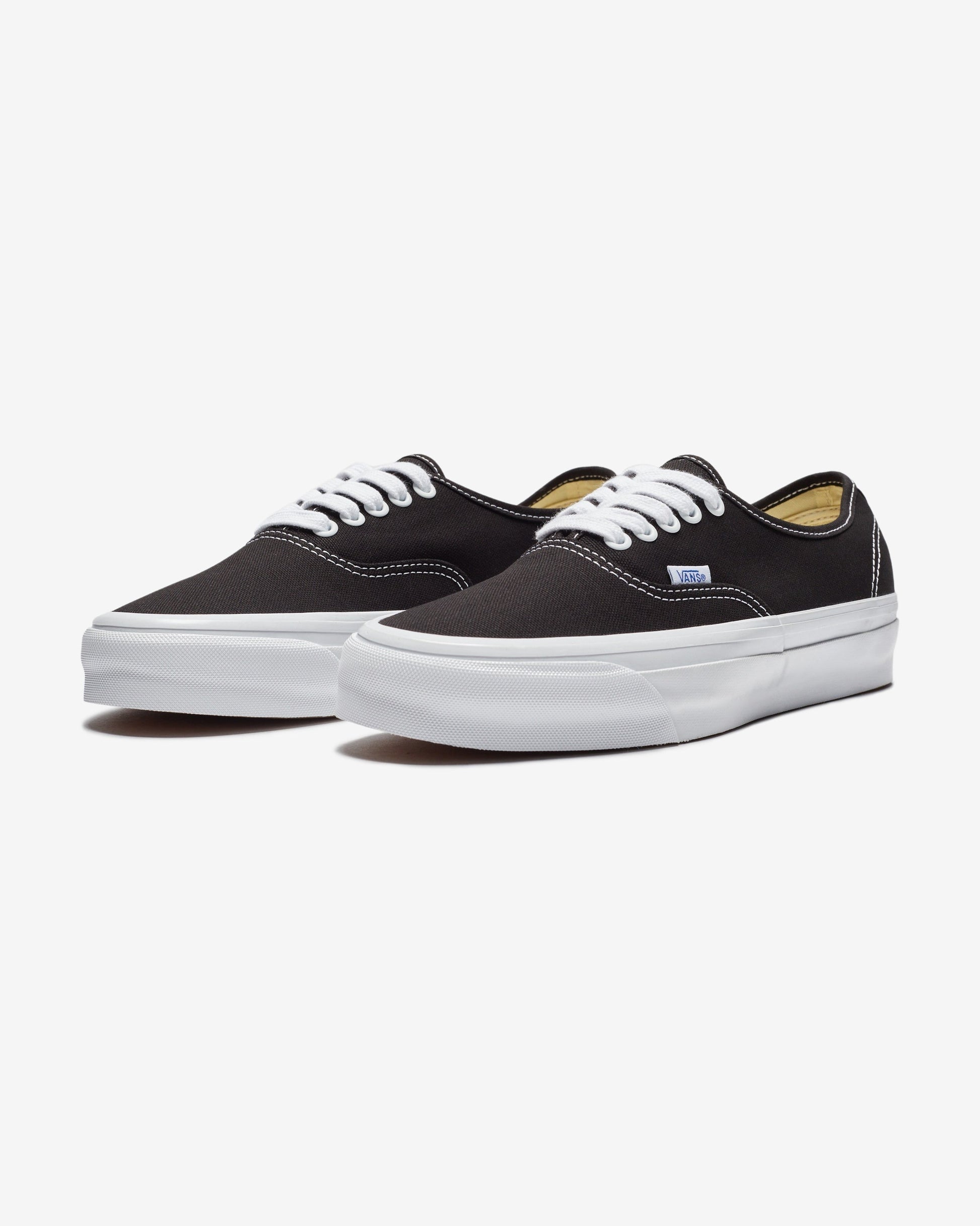 VANS PREMIUM AUTHENTIC 44 - BLACK/ WHITE